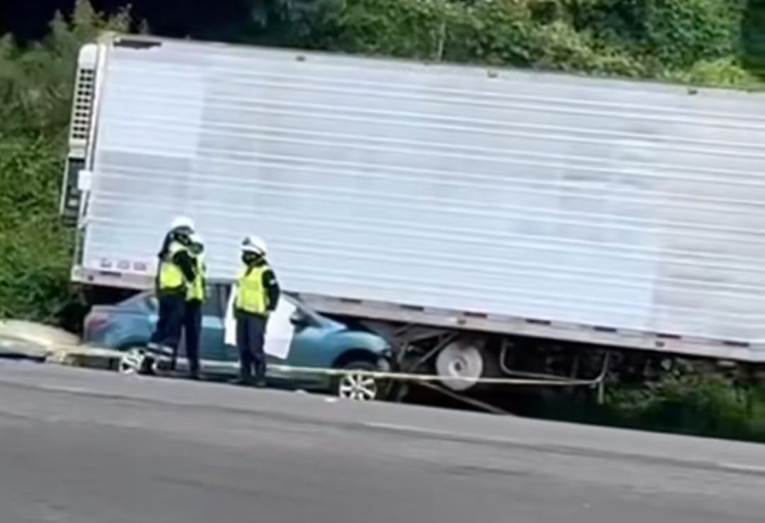 Conductor mu3re al chocar contra caja de tractocamión estacionado, en Tingambato 
