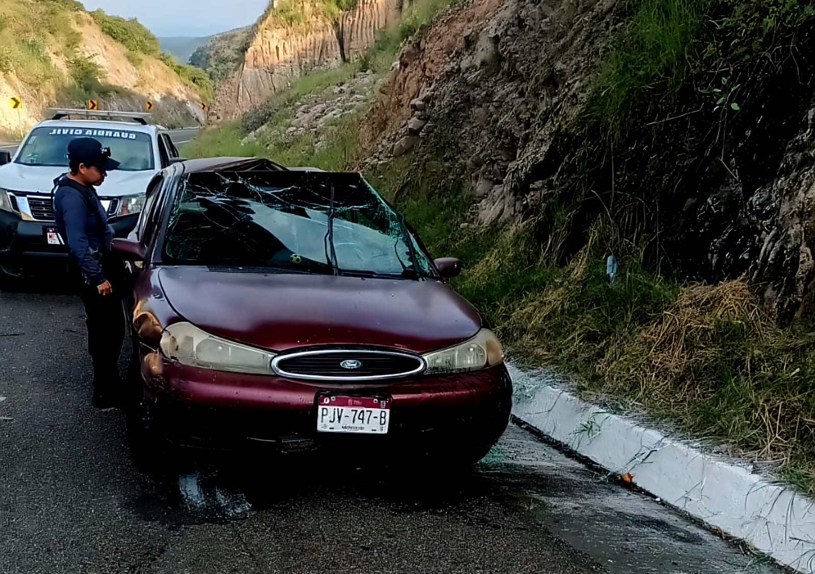 Grave automovilista al accidentarse en la autopista Pátzcuaro - Cuitzeo