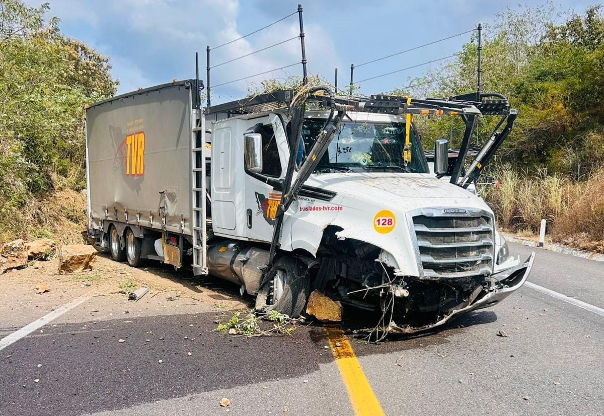 Tráiler tipo “madrina” sale de la carretera en la Siglo XXI; hay un lesionado leve