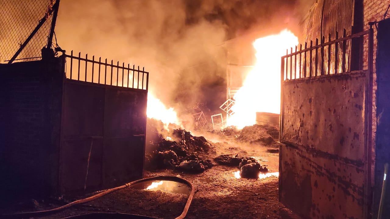 Arde recicladora de  plástico en la colonia 12 de Diciembre, al oriente de Uruapan 