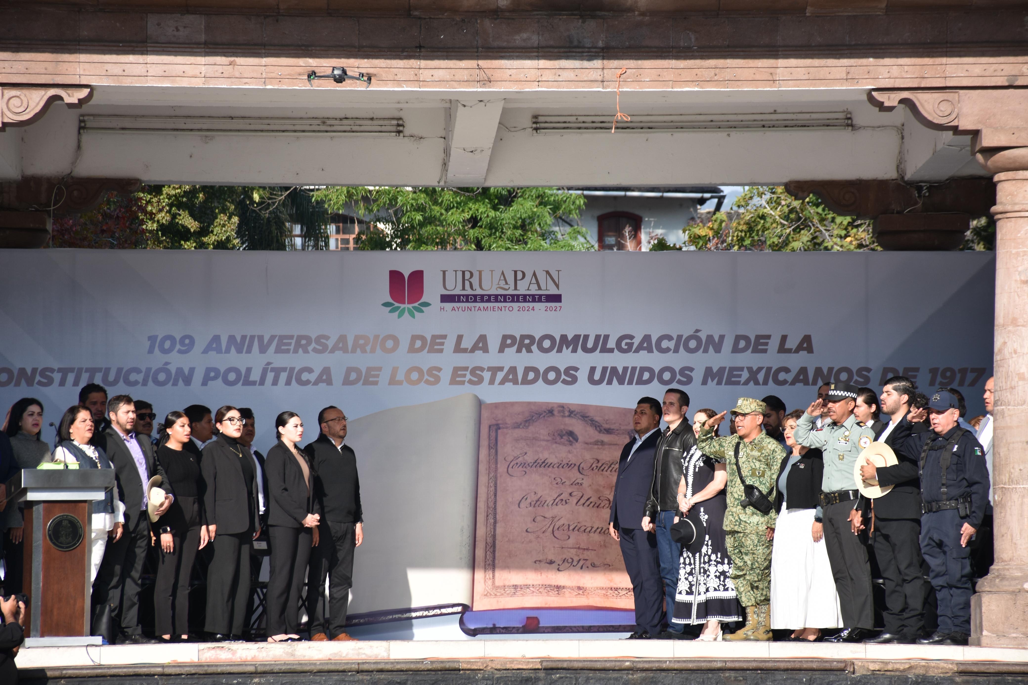 Ejército y Guardia Nacional realiza honores a la bandera en Uruapan
