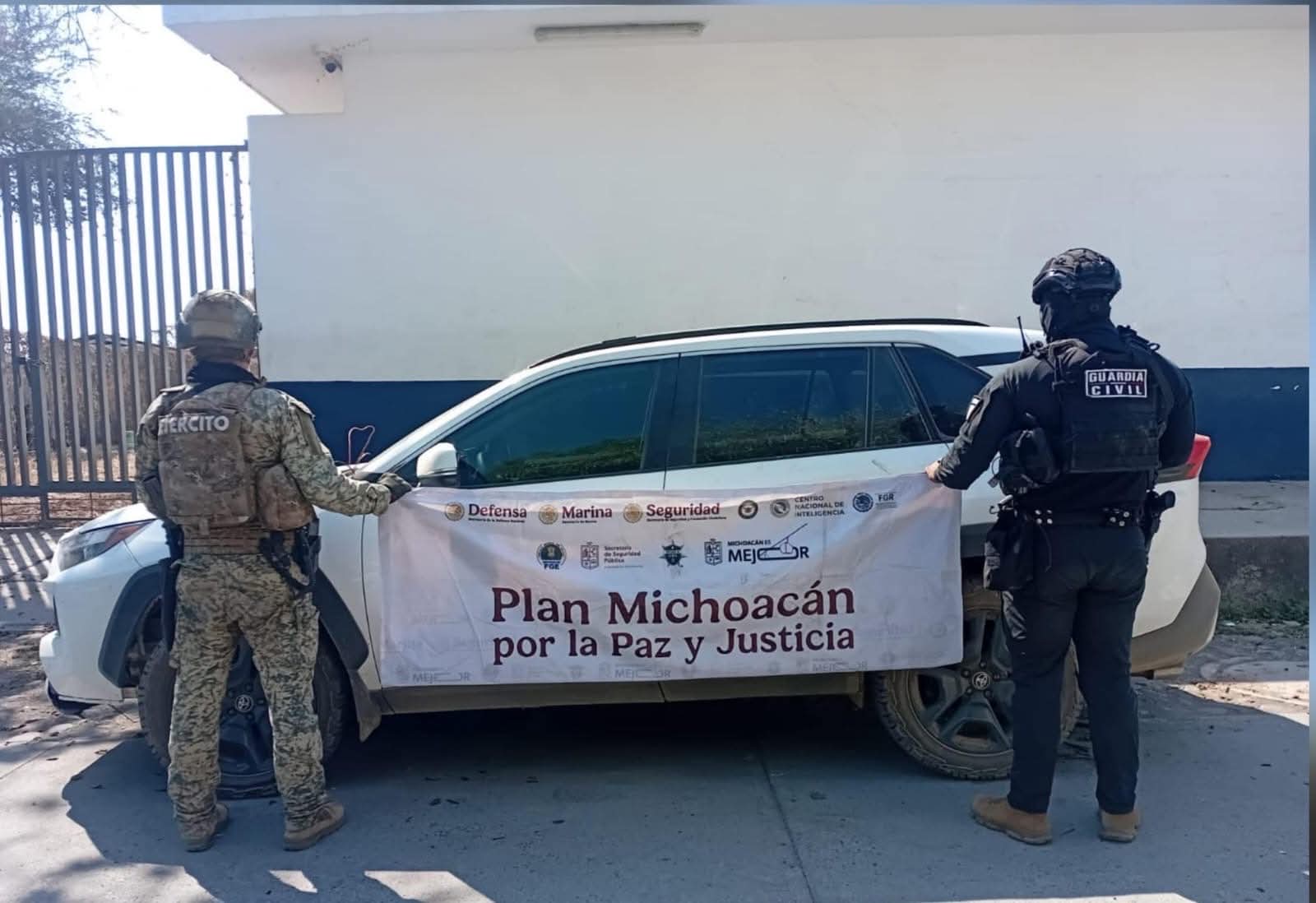 Aseguran camioneta robada con arsenal tras operativo en Acahuato, Apatzingán