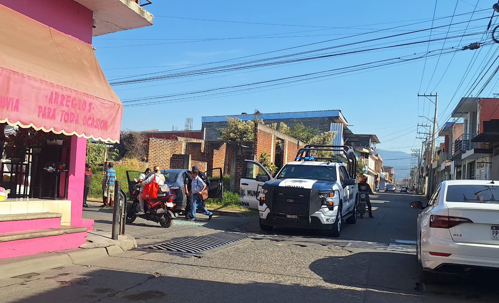 Choque de patrulla de la Policía Municipal y auto deja mujer lesionada, al oriente de Uruapan 