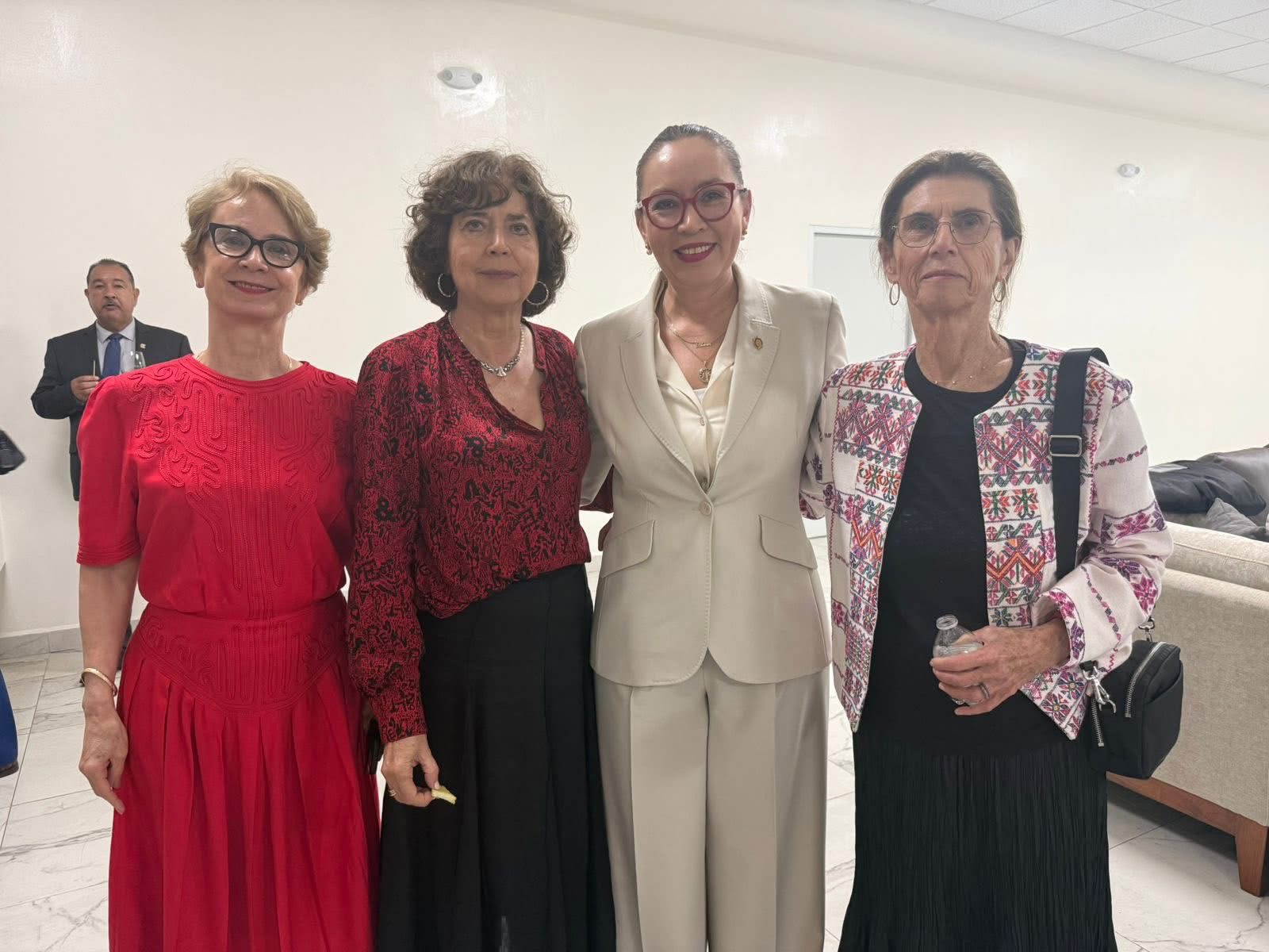 Yarabí Ávila resalta contribución de las mujeres en la ciencia; asiste a entrega del Grado de Doctorado Horonis Causa a las científicas Annie Pardo y Rosaura Ruiz 
