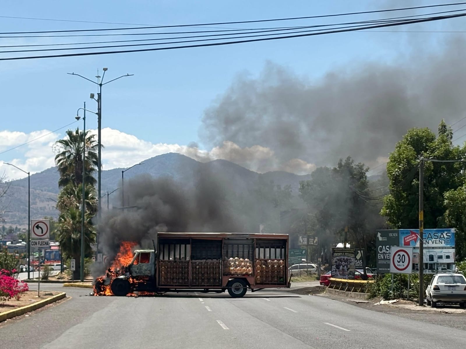 Violenta manifestación de comuneros de Arantepacua deja destrozos, unidades quemadas y rapiña en Morelia