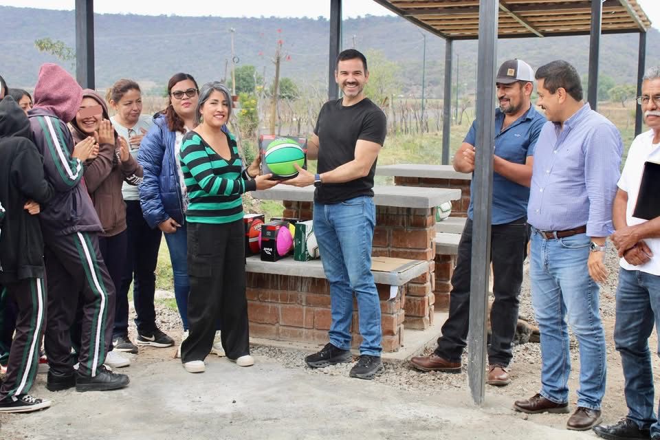 Yankel Benítez brinda apoyos para jóvenes de Cotzurio