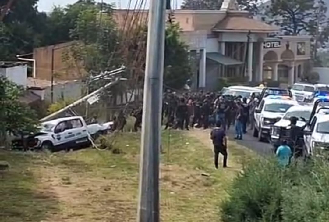 Vuelca patrulla de Guardia Civil durante operativo rumbo a Paracho; un muert0 y 6 heridos 
