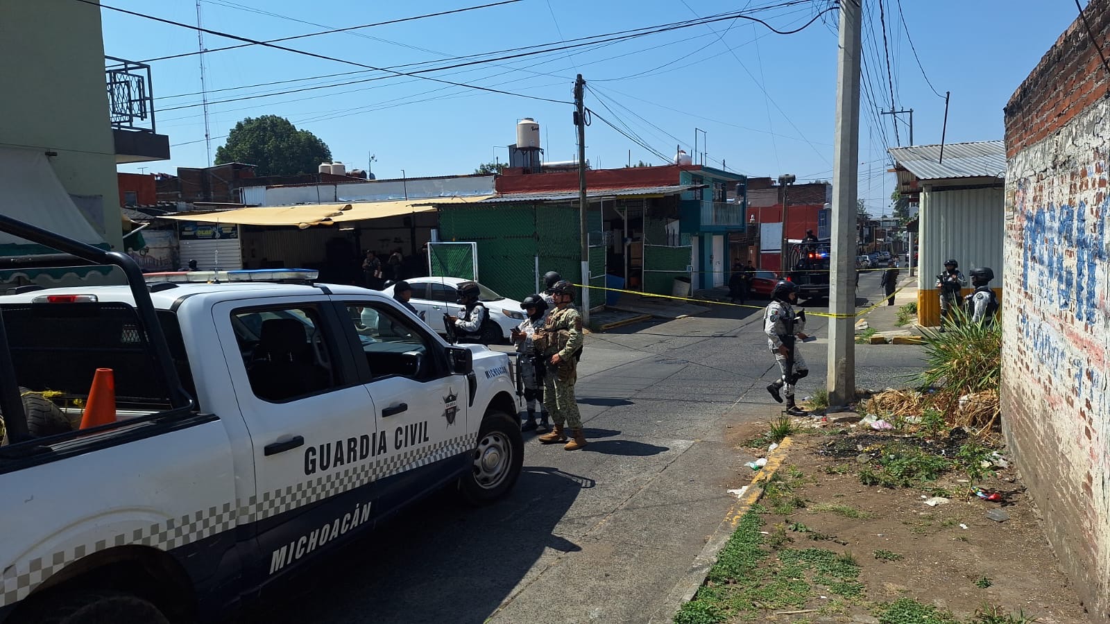 Asesin4n a un hombre en un taller mecánico, en la Ramón Farías de Uruapan 