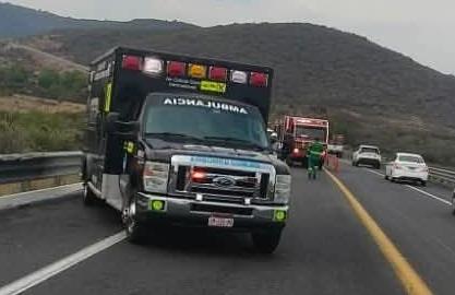 Camioneta es chocada por tráiler en la Pátzcuaro-Cuitzeo; hay 2 muertos 