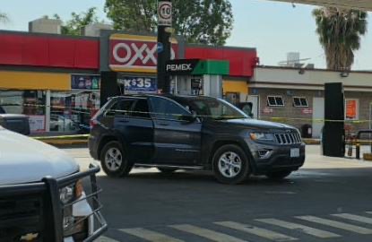 Conductor de camioneta es baleado en una brecha y llega a gasolinera para pedir ayuda 