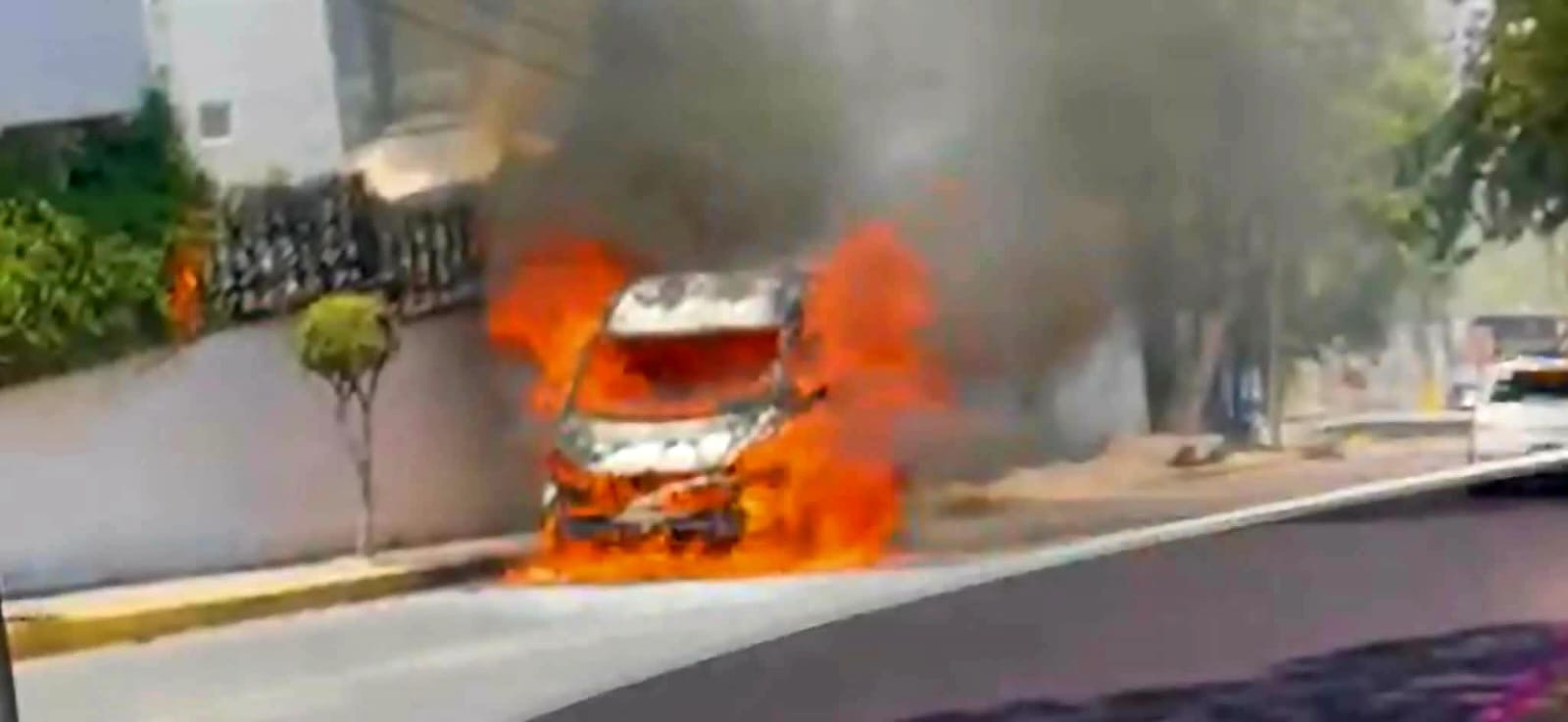 Se registra incendio de camioneta en la colonia Balcones de Santa María, Morelia 