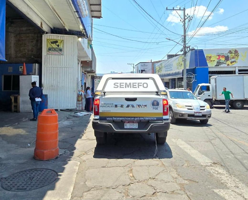 Hombre muere al caer de lo alto de un negocio de chiles y semillas, en la Central de Abastos de Morelia