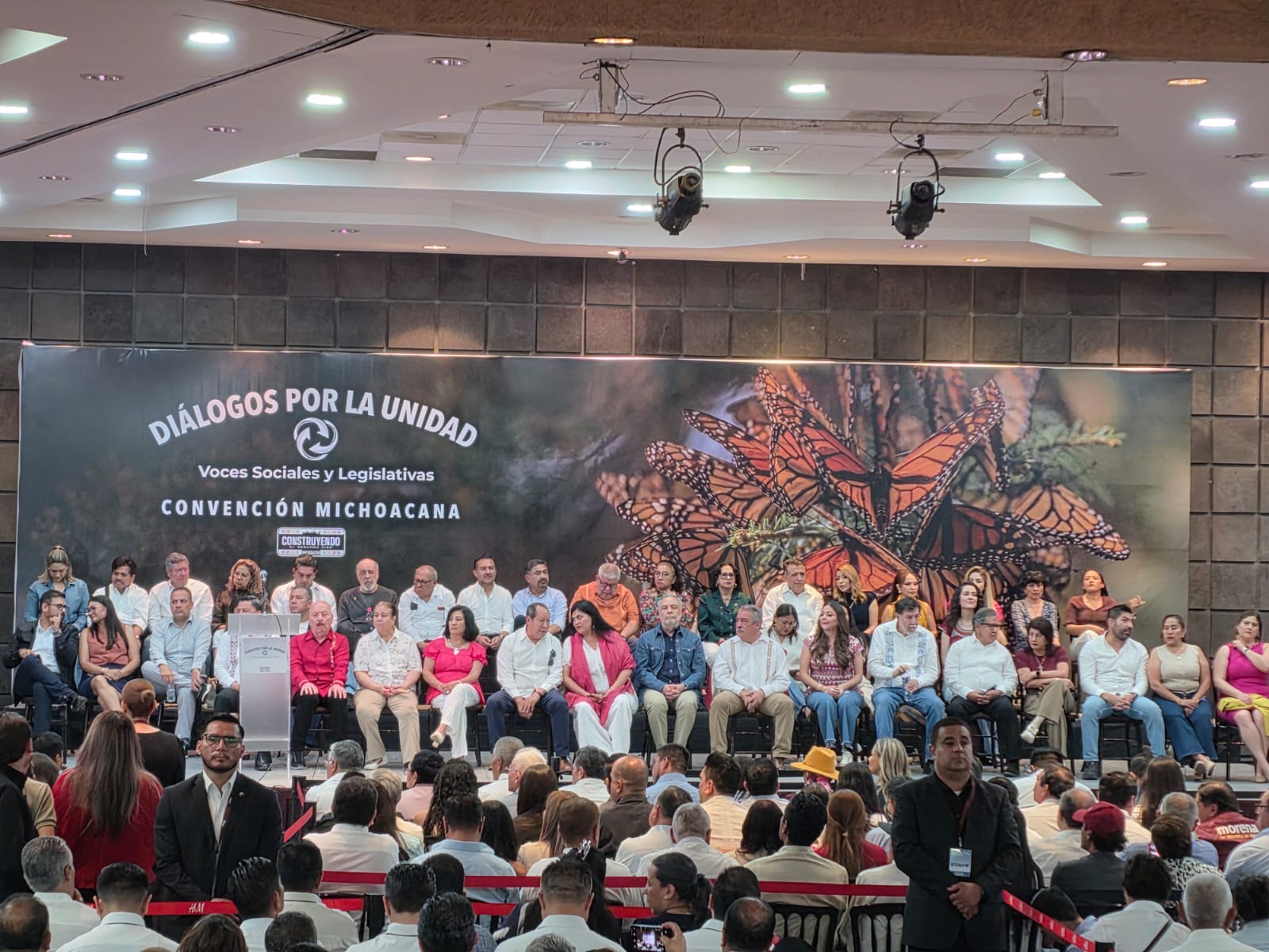 El diputado Juan Carlos Barragán participó en el foro Diálogos por la Unidad.