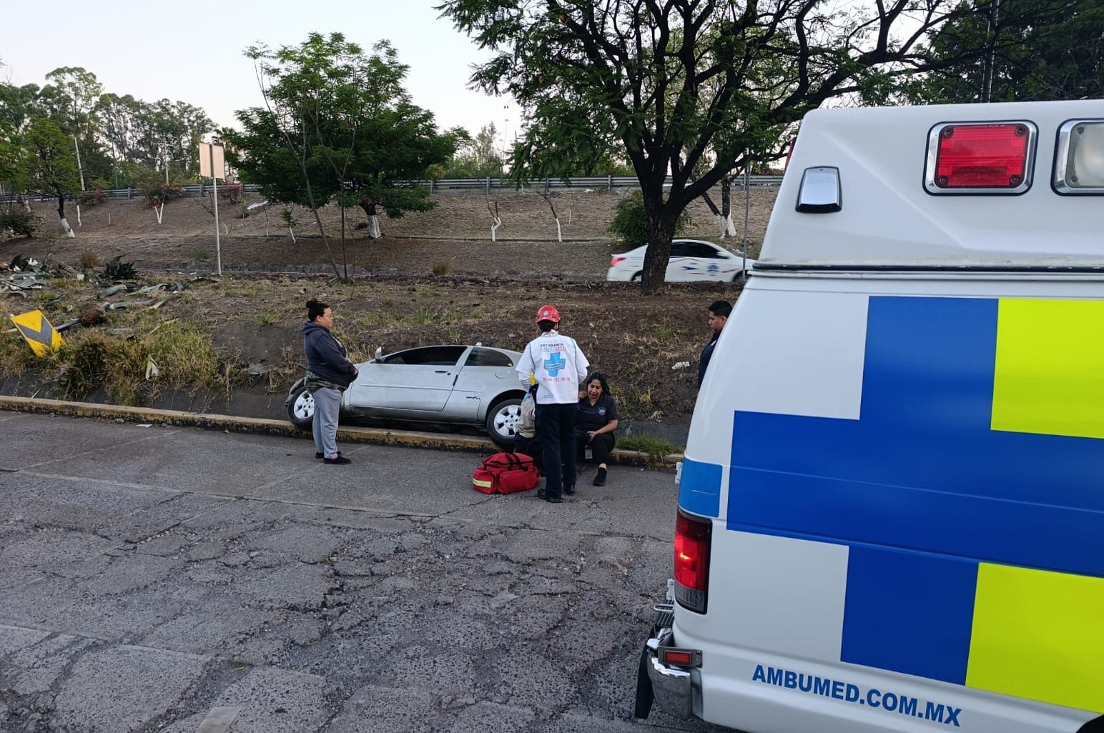 Conductora resulta con algunas lesiones tras volcadura registrada cerca del Tec de Morelia
