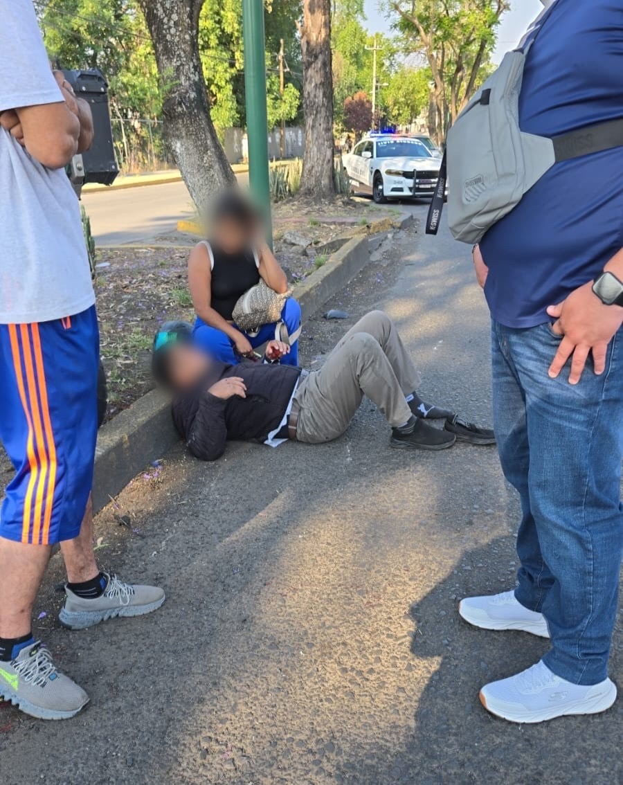 Motociclista evita choque contra camión, pero cae y queda herido en la Madero Poniente de Morelia 