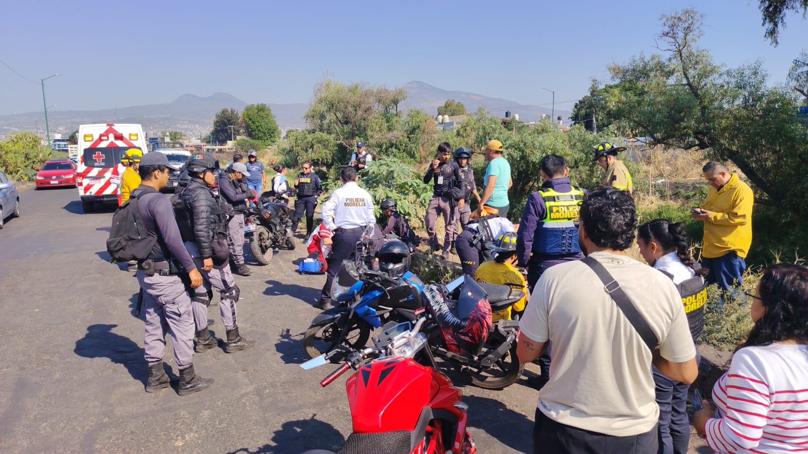 Se registra choque entre dos motos; uno de los pilotos cae al Río Grande de Morelia