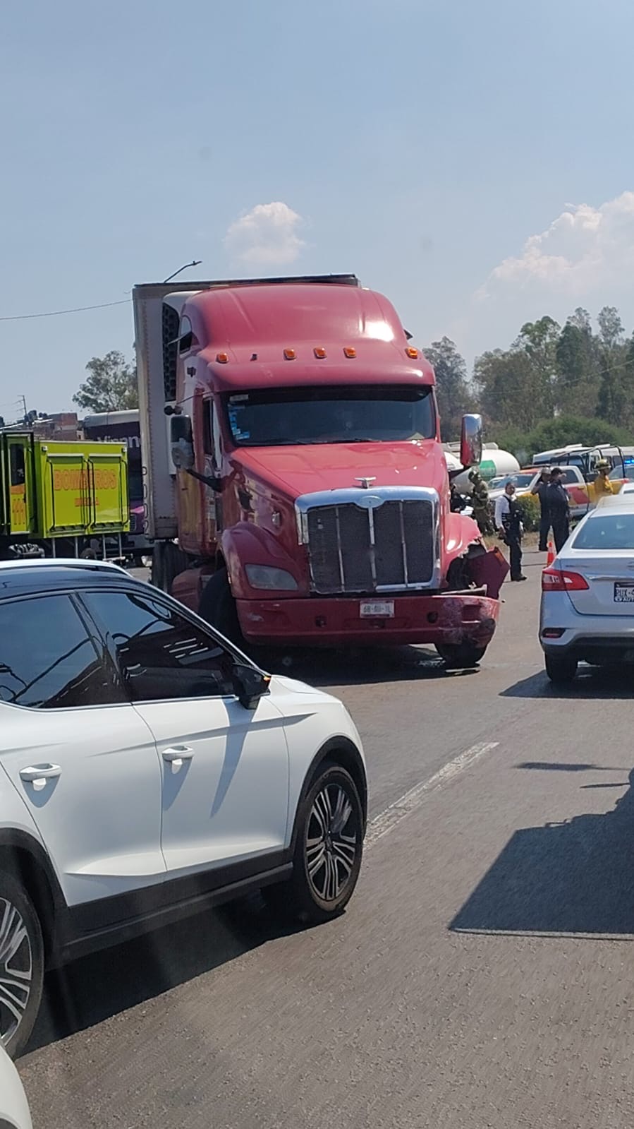 Tráiler robado ocasiona choque múltiple en la Morelos Norte de Morelia; hay cuatro heridos