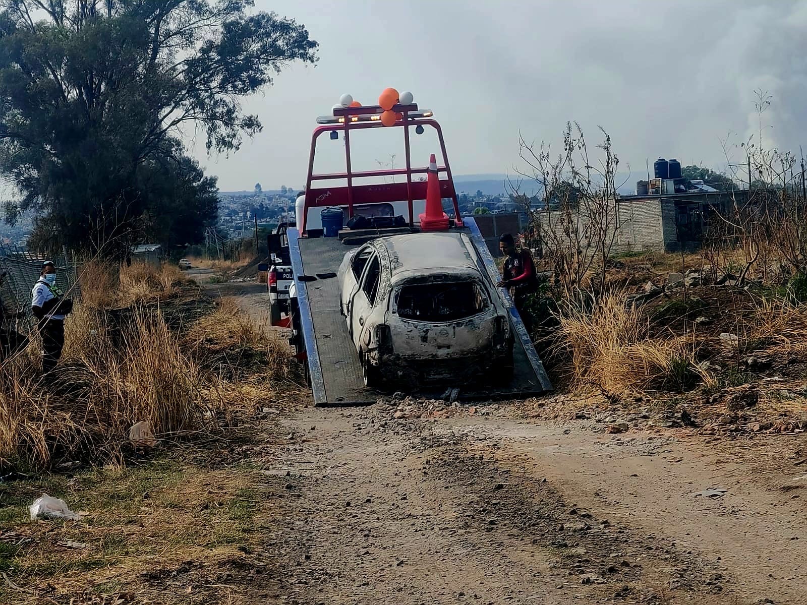 Hallan auto calcinado en las cercanías de la colonia Torreón Nuevo, al norte de Morelia 