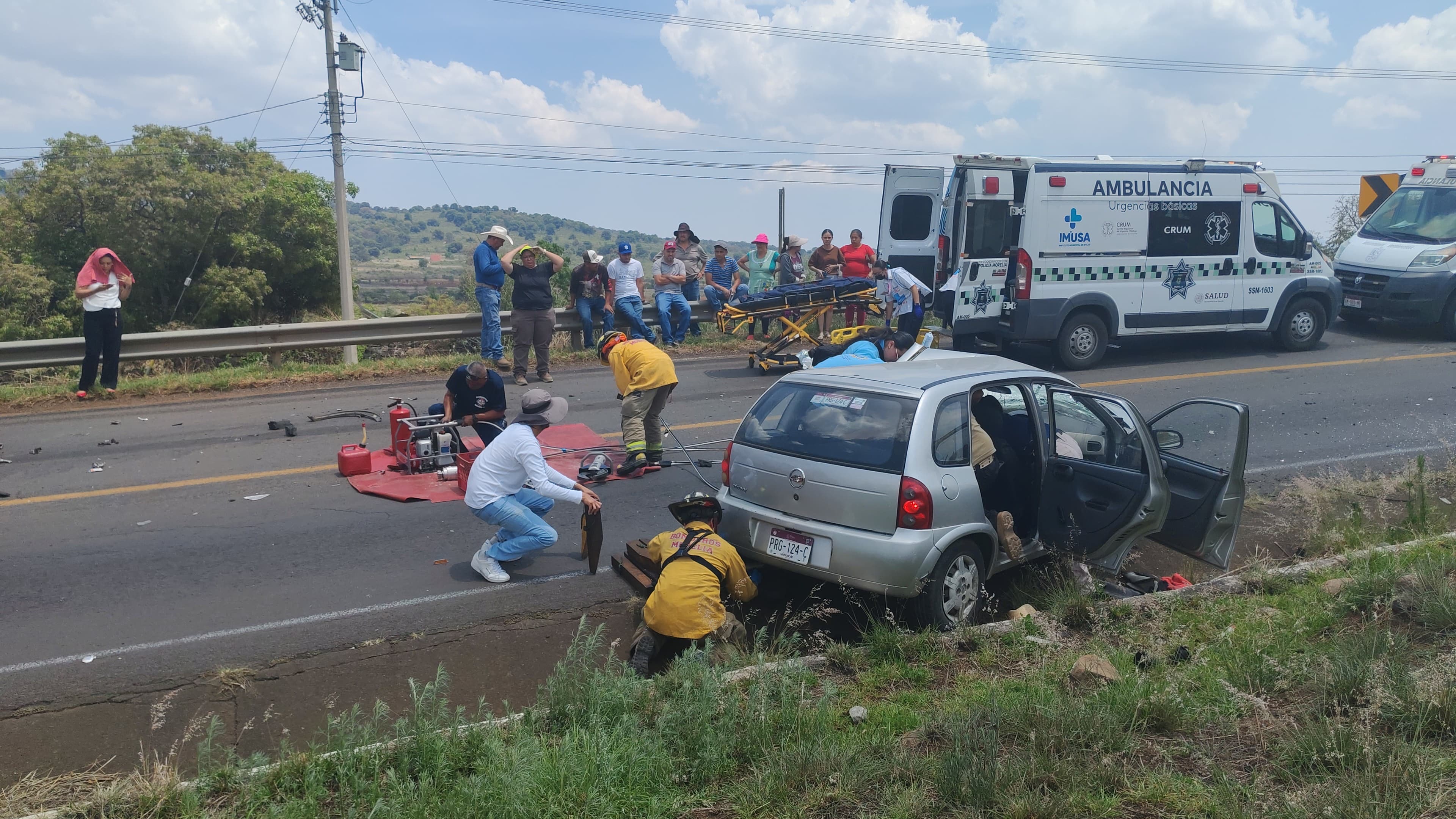 Choque frontal entre auto y volteo deja un adulto mayor herido en la Morelia-Quiroga