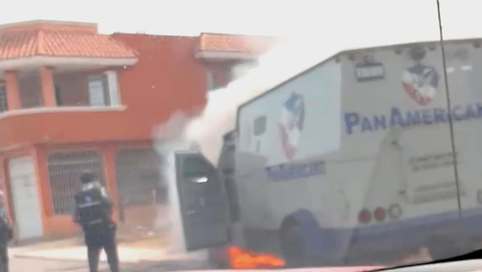 Se incendia camión blindado de valores en Tepalcatepec; autoridades investigan causas del siniestro