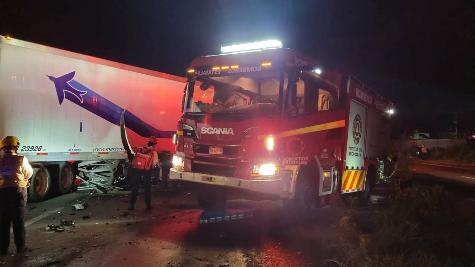 Auto choca contra caja de tráiler en la Morelia-Pátzcuaro; hay dos muertos