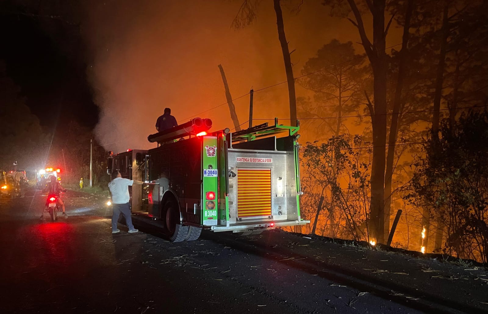 Brigadista muere calcinado al desbarrancar e incendiarse su auto, en la carretera "libre" Uruapan - Lombardía 