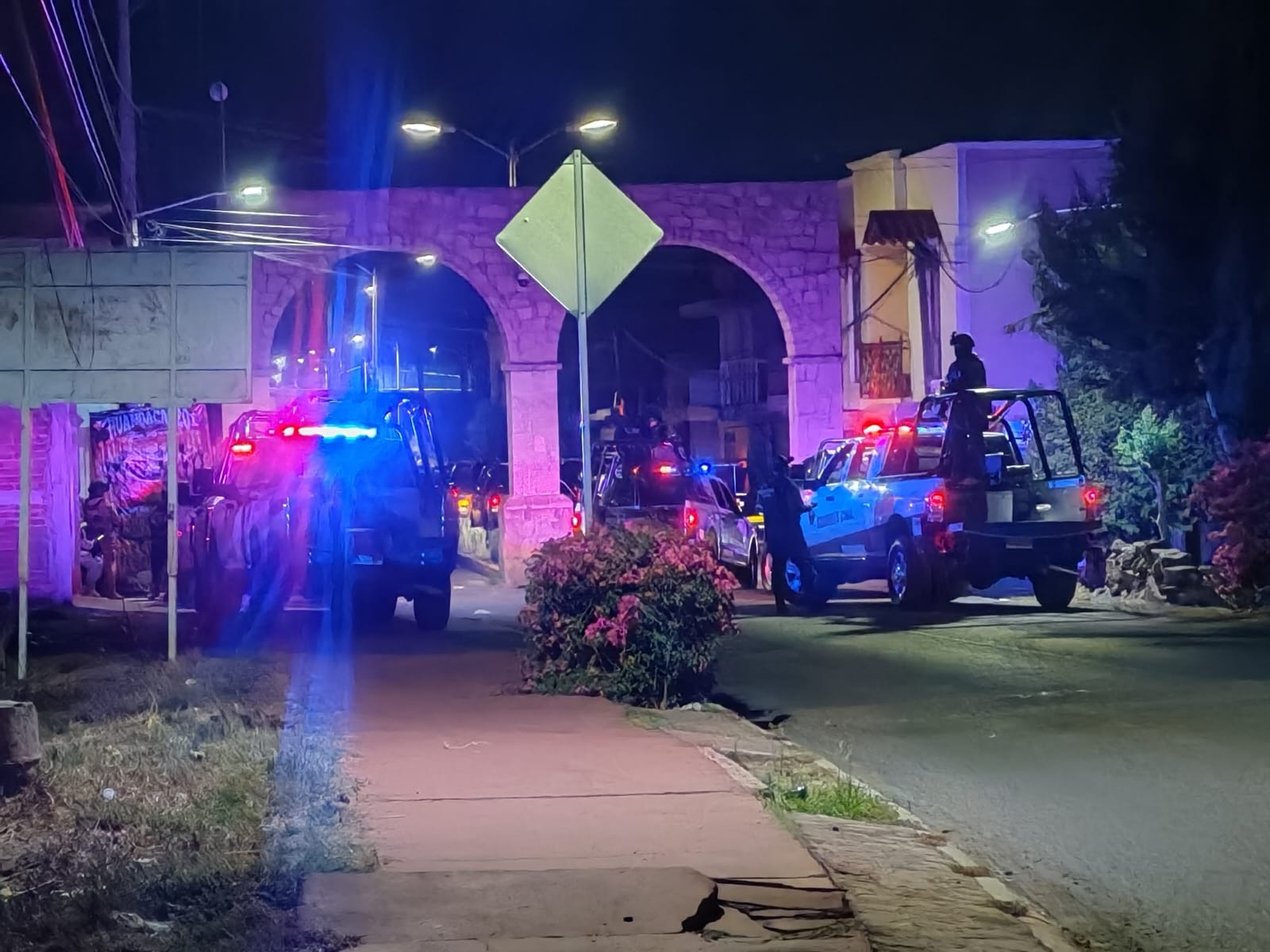 Delincuent3s emb0scan a policías en Copándaro de Galeana; hay dos oficiales herid0s 