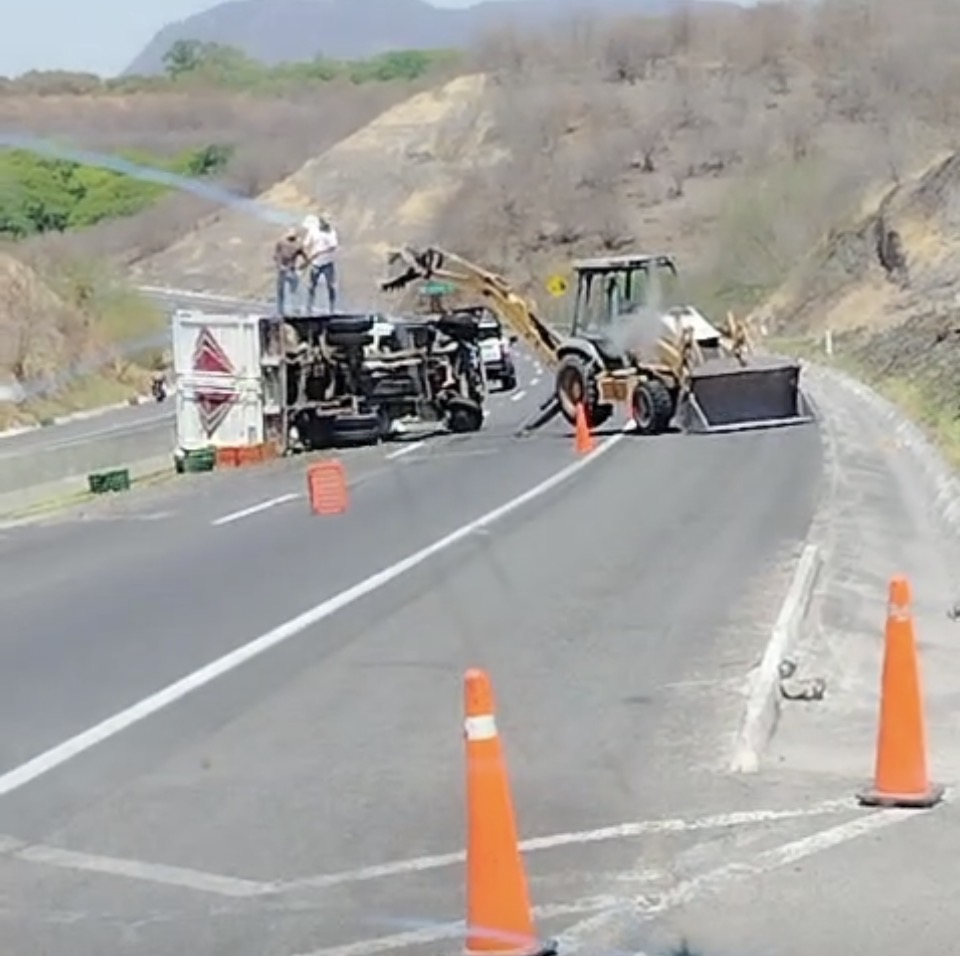 Vuelc4 camioneta cargada de limón en Parácuaro; no hubo lesionad0s