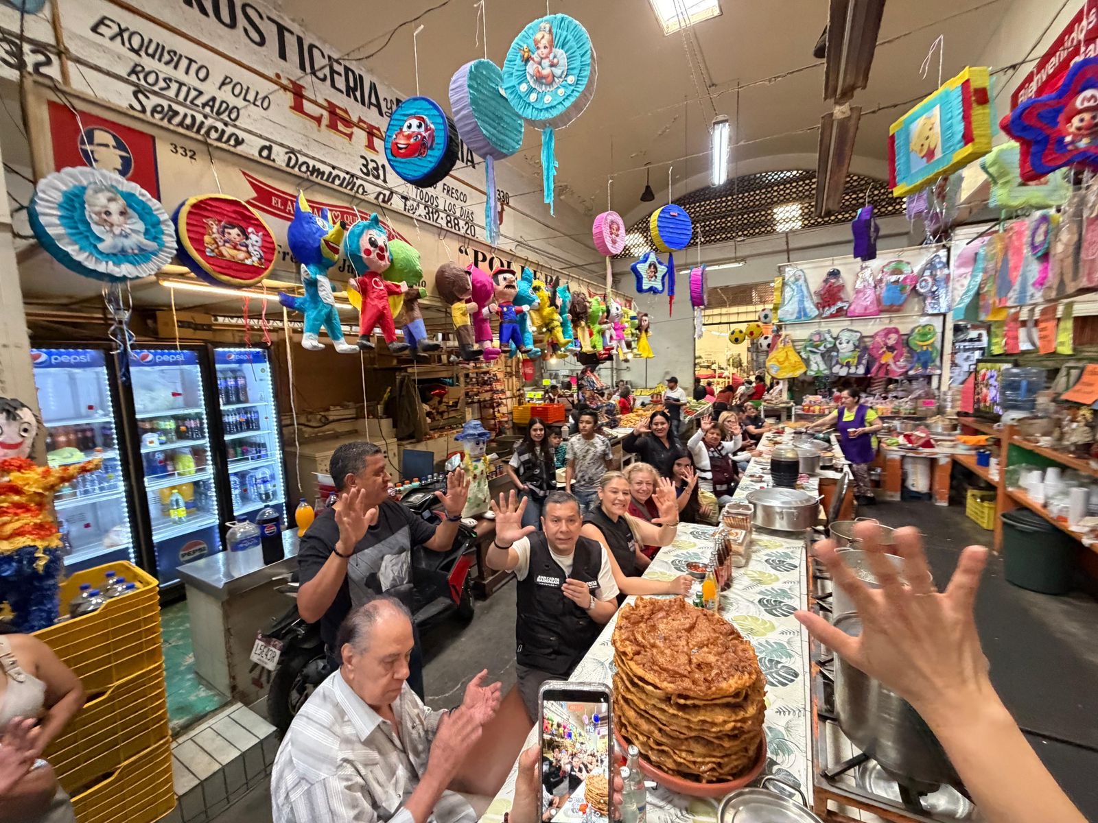 Barragán celebra a las mamás morelianas en el mercado Independencia