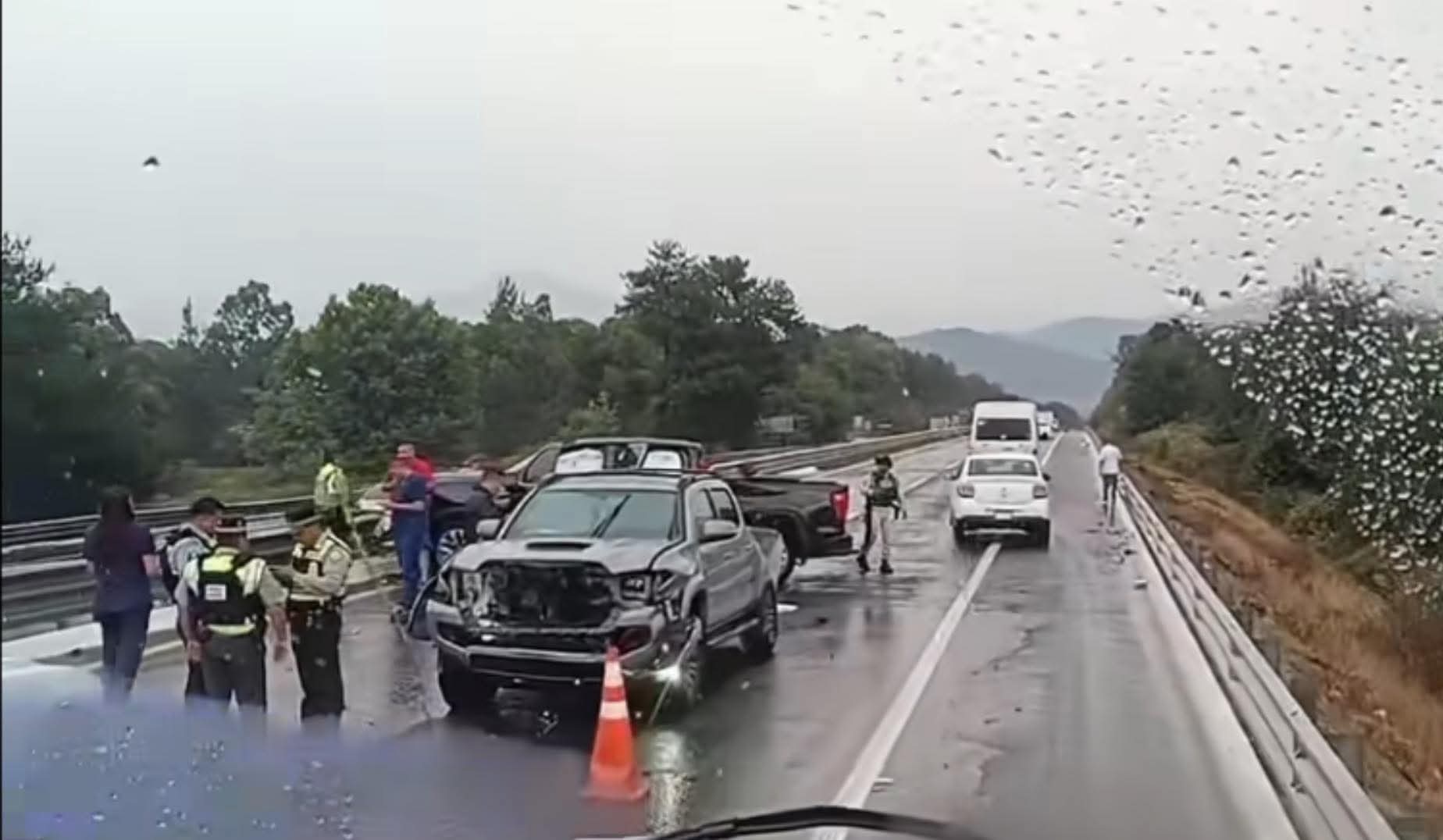 Se registra choque entre dos camionetas en la Siglo XXI, en el tramo Pátzcuaro-Uruapan 
