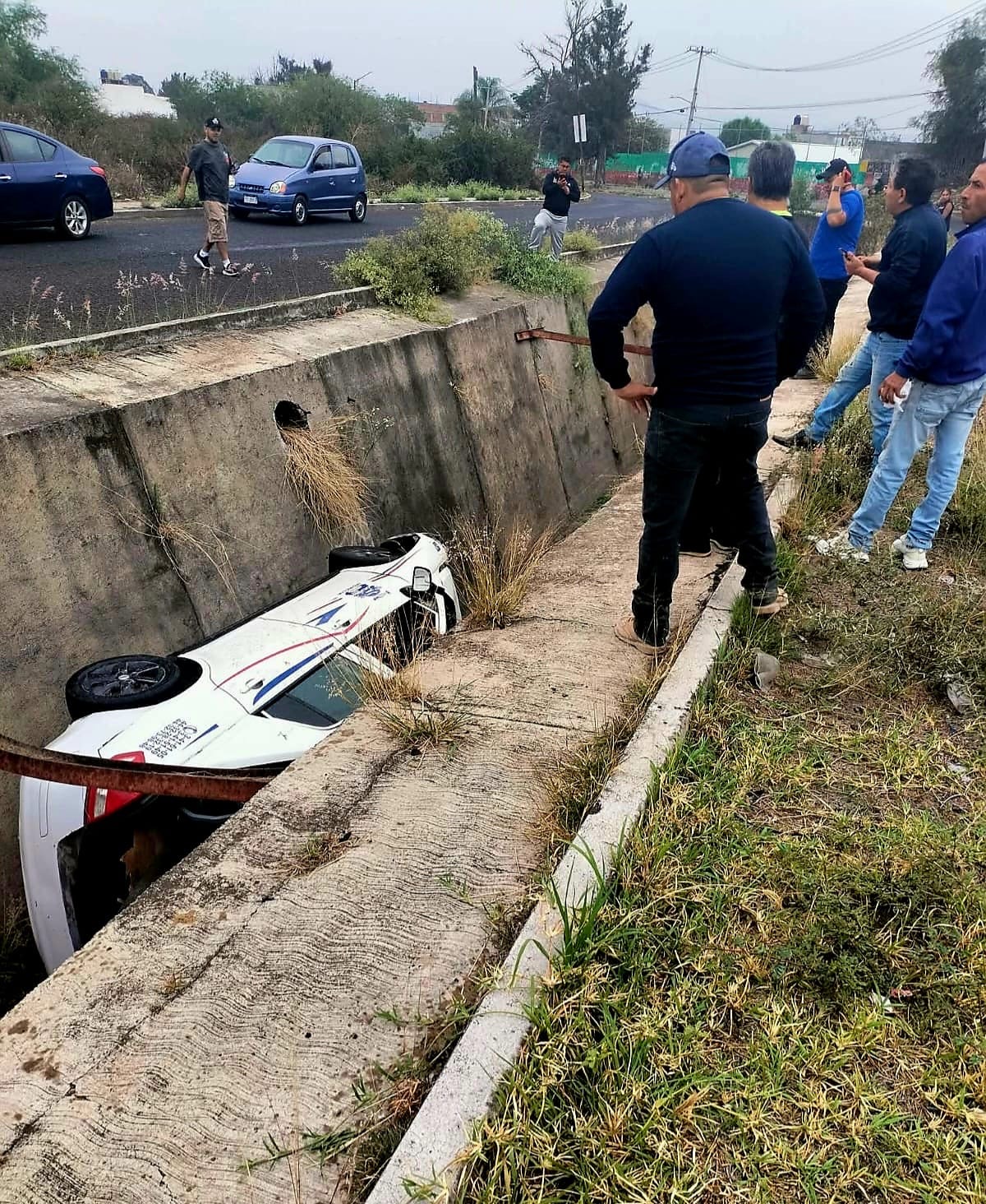 Taxi cae a canal pluvial en Metrópolis II, Tarímbaro 