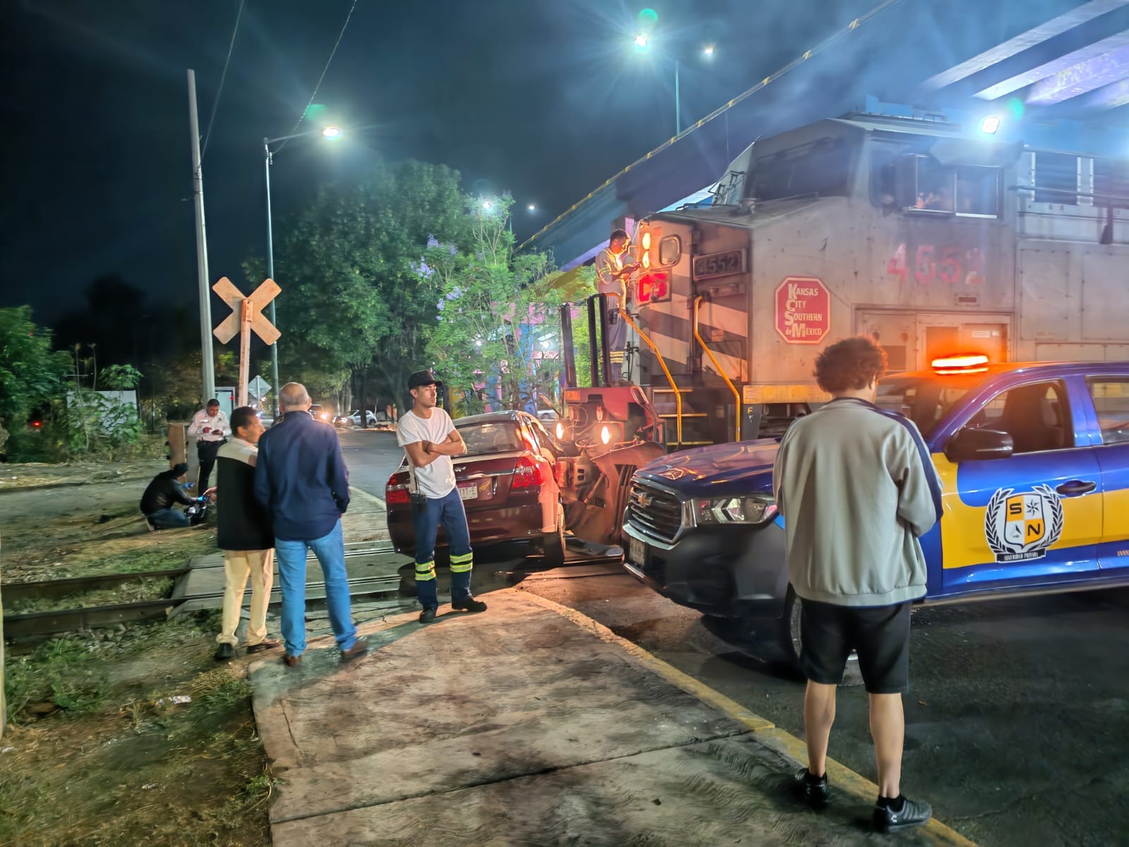 Auto es embestido por el tren en Morelia