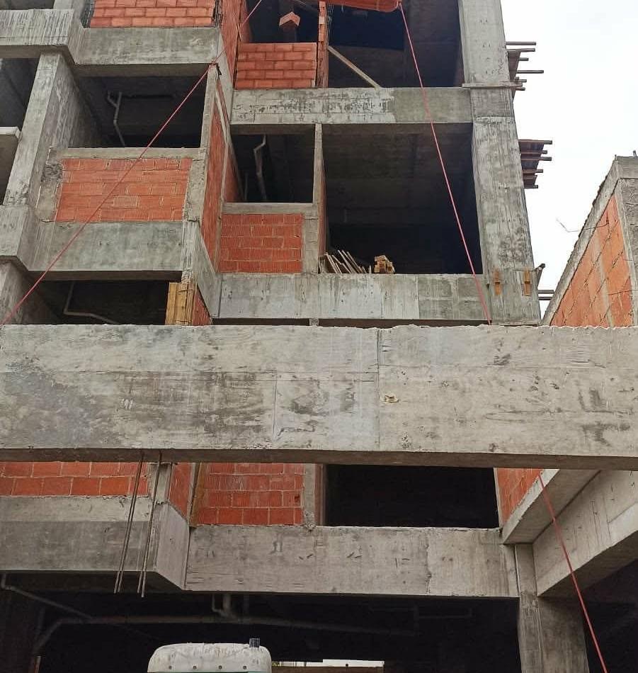 Albañil cae de tres metros de altura y se encaja una varilla, al sur de Morelia 