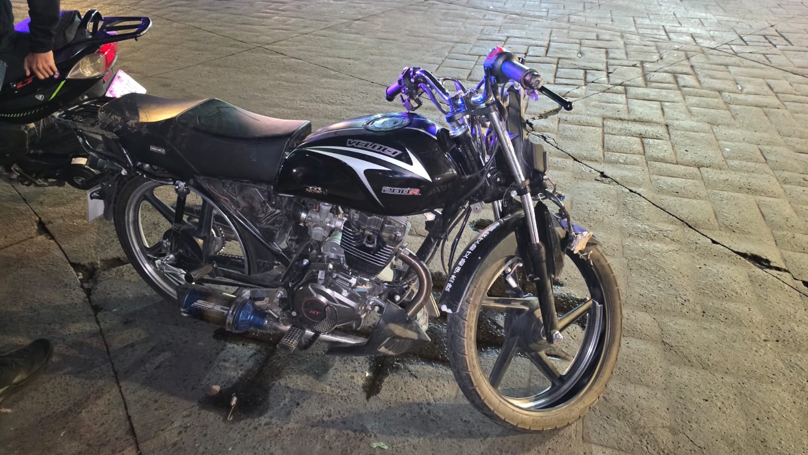 Adolescente herid4 al chocar su moto contra la glorieta 5 de Mayo