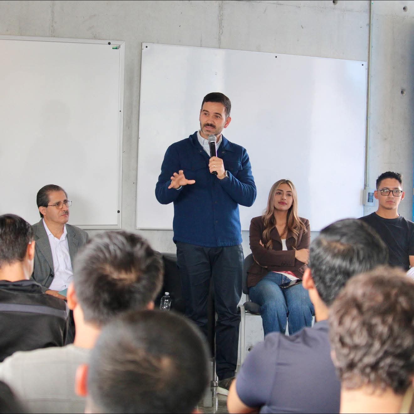 Yankel Benítez sostiene diálogo con jóvenes universitarios