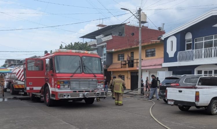 Se registra incendio de vivienda en la colonia Revolución, en Uruapan