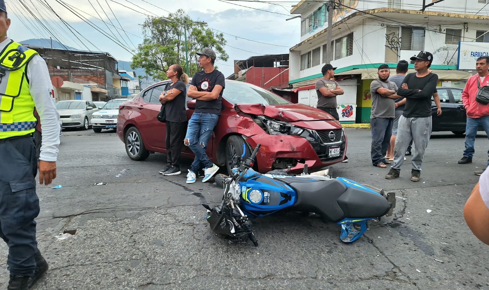 Jovencita lesionada en choque de moto y auto, en la colonia El Jazmín de Uruapan 