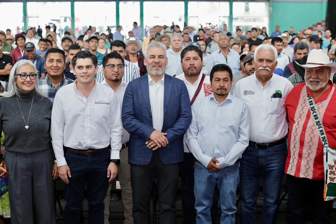 Bedolla inicia en Zitácuaro con entrega de cemento para rescatar el riego del campo