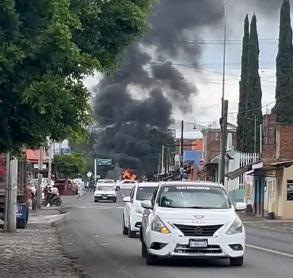 Comuneros de Acachuén radicalizan sus protestas, queman vehículos y vandalizan la presidencia municipal