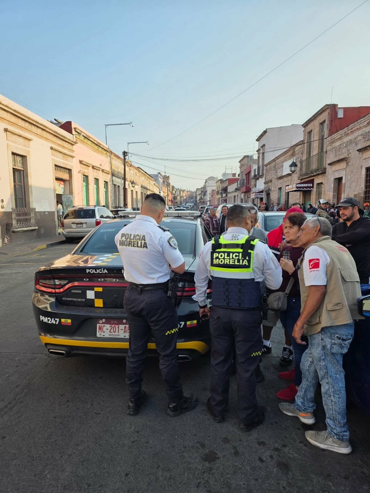 Ciudadanos atrapan a presunta ladrona de tarjetas bancarias del Bienestar en el Centro de Morelia