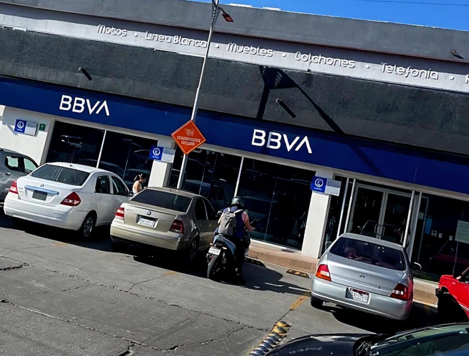 Motociclista armado asalta a varios cuentahabientes dentro de un BBVA en Morelia 