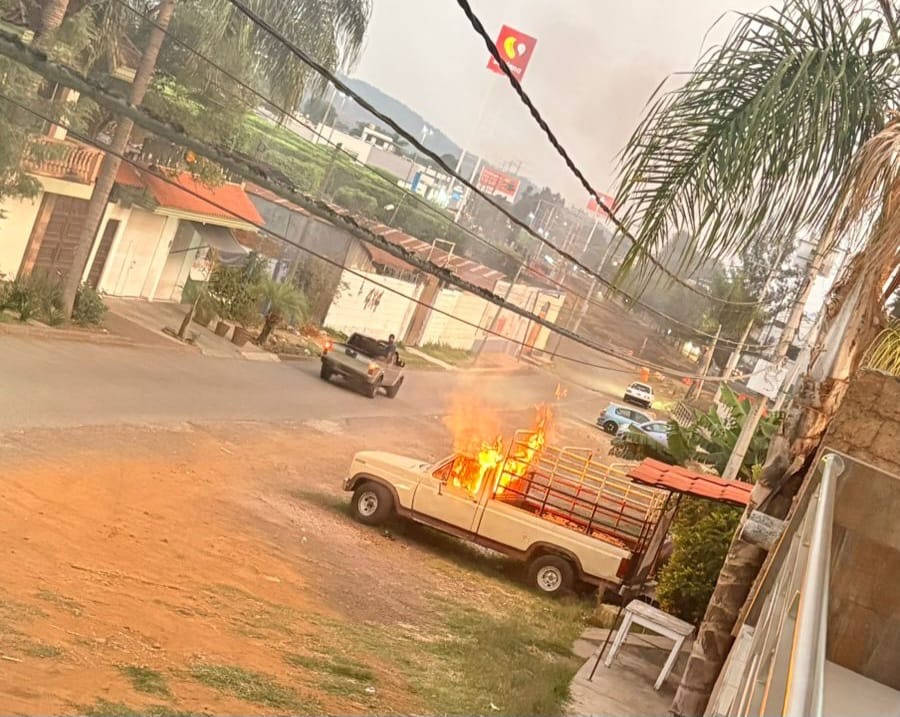 Criminales queman camioneta y realizan disparos, en la colonia Emiliano Zapata de Uruapan 