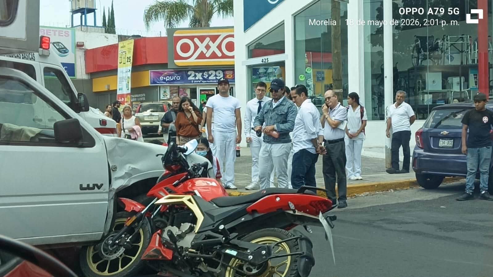 Moto y camioneta chocan en Calzada Ventura Puente; hay un herido 