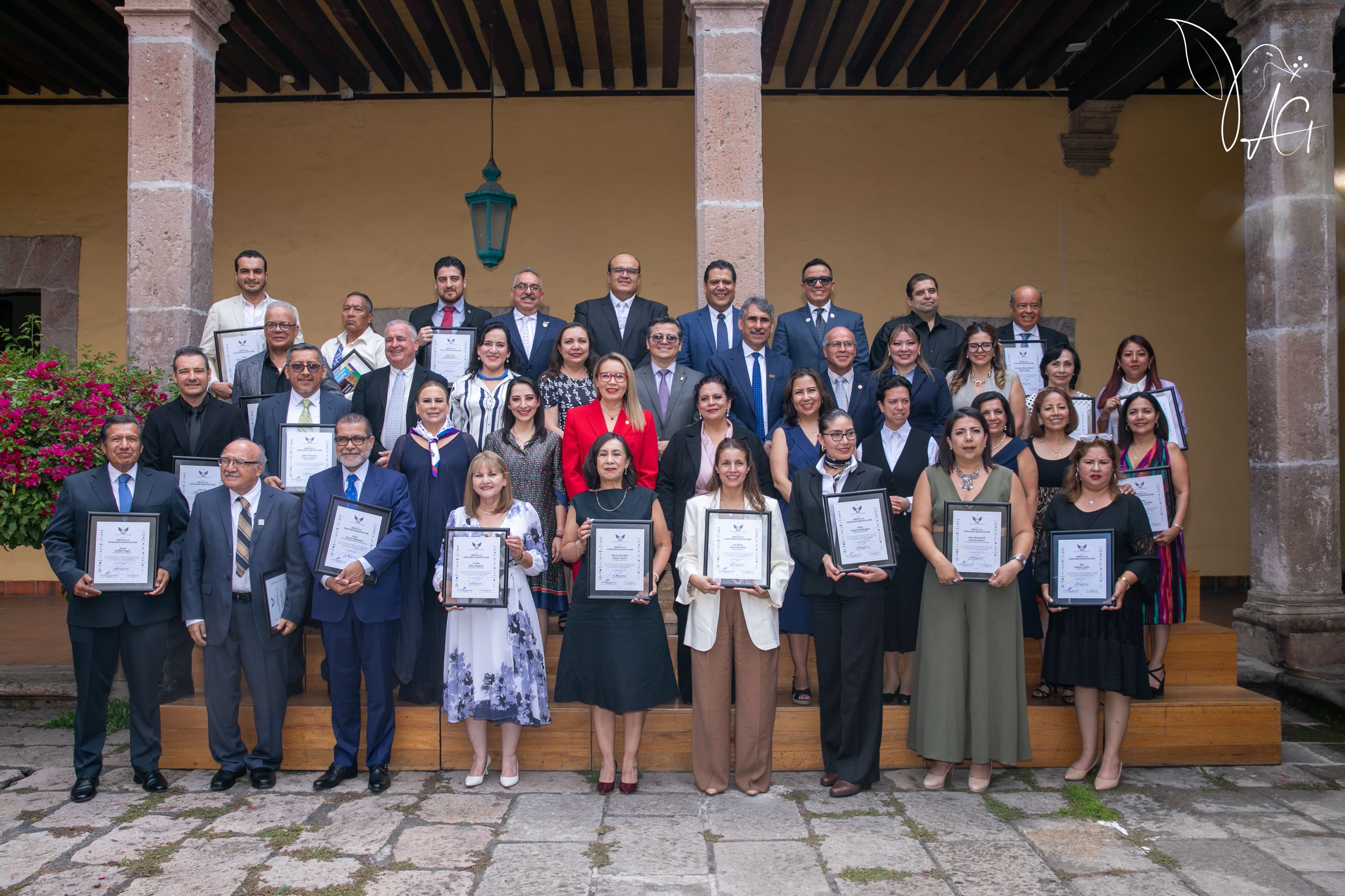 EL NICOLAITA JORGE ÁLVAREZ BANDERAS RECIBIÓ DE MANOS DE YARABÍ ÁVILA EL RECONOCIMIENTO AL MÉRITO A LA EXCELENCIA EDUCATIVA DE LA RED JUNTOS POR MICHOACÁN