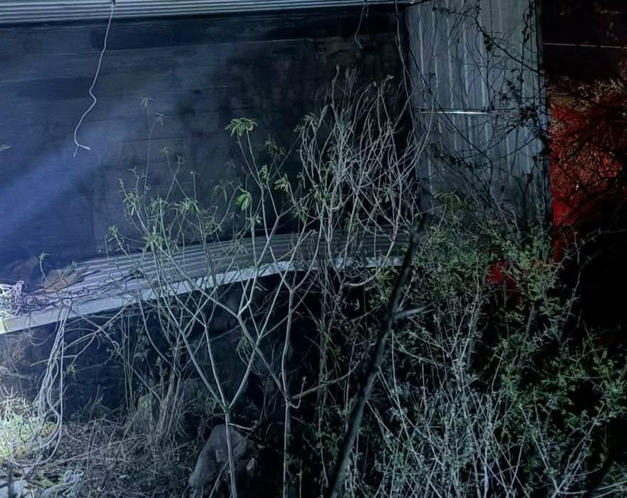 Muere chofer de camión tras volcadura sobre la carretera Morelia-Chiquimitío