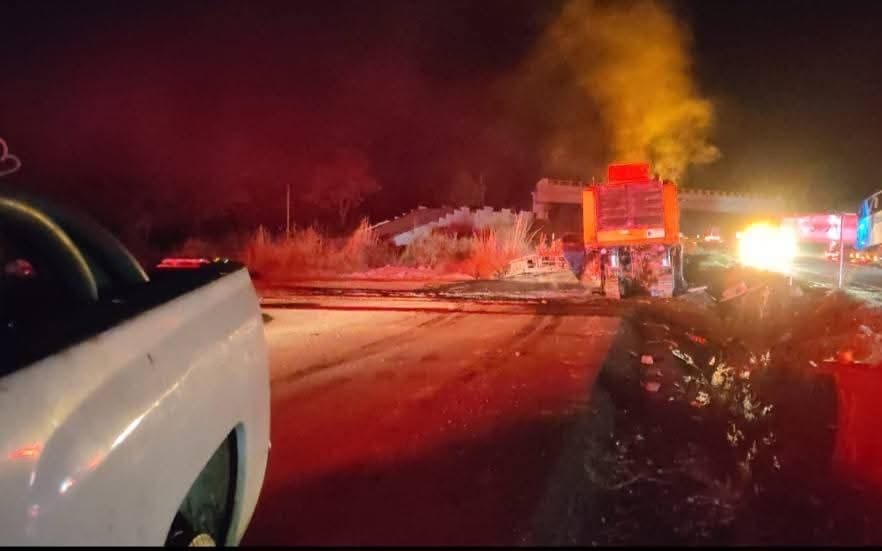 Queman dos máquinas de constructora en la autopista Siglo XXI