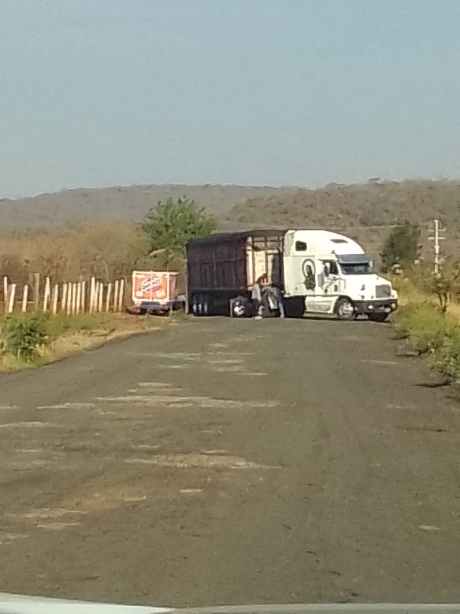 Se reporta bloqueo carretero en Villamar