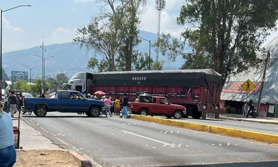 Bloquean el Boulevard Industrial de Uruapan; exigen liberen a dos detenidos