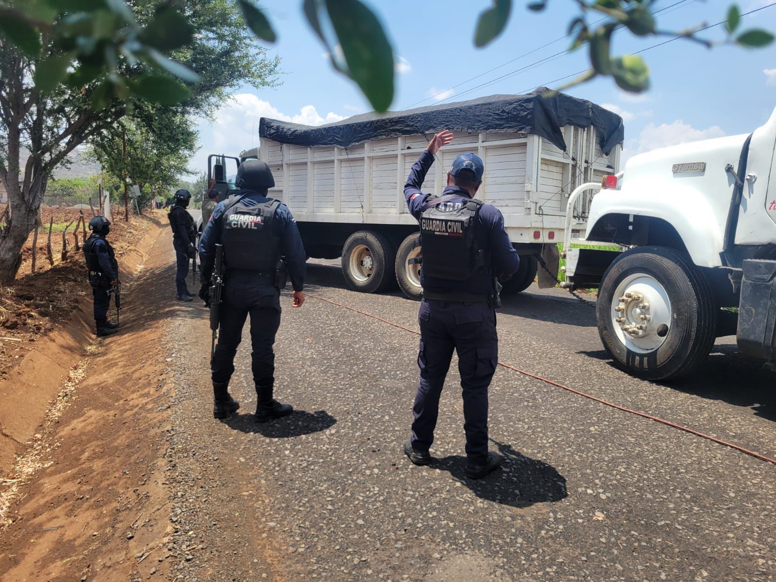 Restablece Guardia Civil libre tránsito tras bloqueo carretero en Cotija
