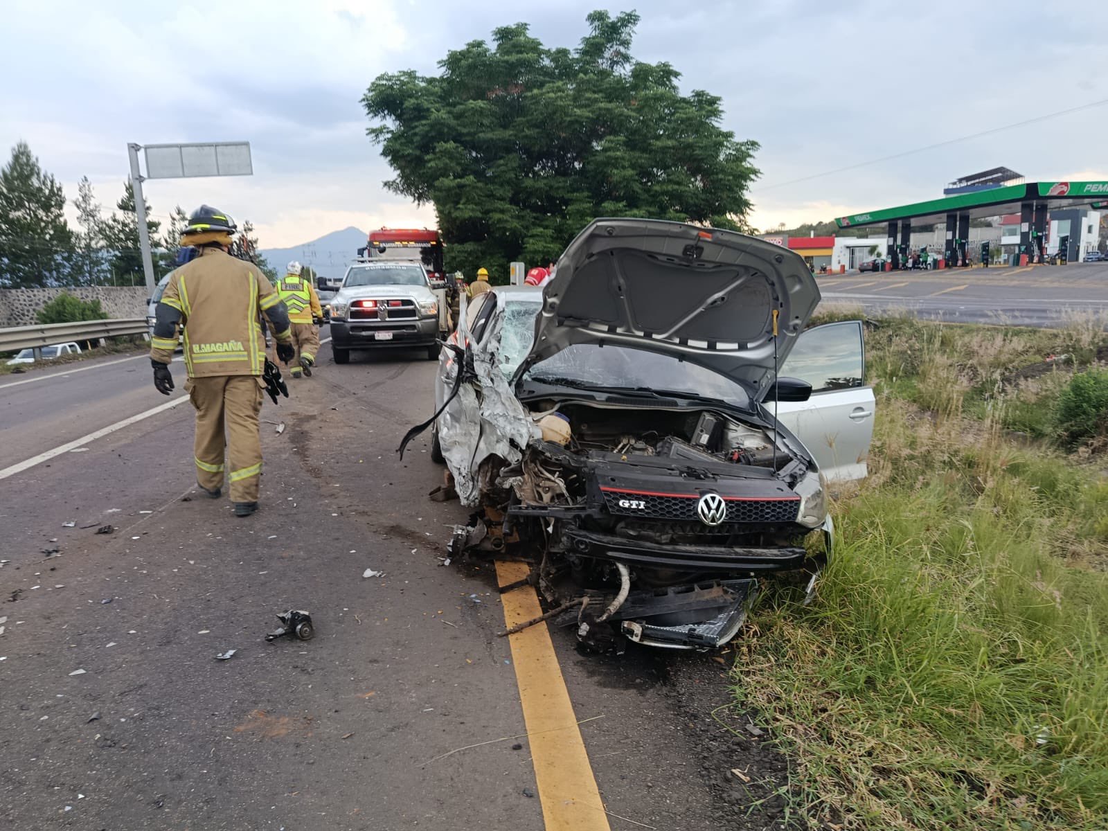 Mujer fallece en choque vehicular sobre la Morelia-Pátzcuaro; hay un herido
